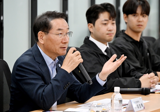 유정복 인천광역시장이 8일 시청 소통회의실에서 열린 '제5차 인천지역 대학교 총학생회 소통간담회'에서 인사말을 하고 있다.