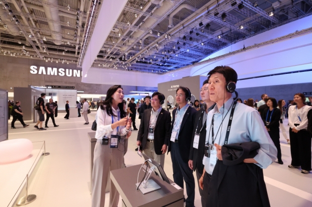 지난 6일(현지시간) 독일 베를린에서 열린 세계 최대 규모의 가전·디지털 전시회 IFA(Internationale Funk Ausstellung Berlin)를 참관하고 있다.