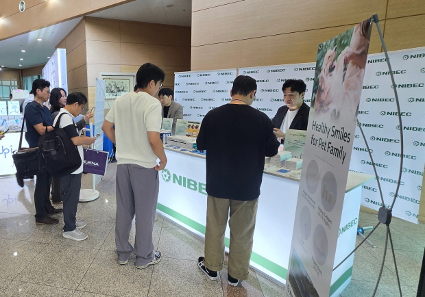 나이벡이 지난 7일 서울 SETEC에서 열린 제11회 아시아수의치과포럼에 부스를 마련하고, 동물 치과용 조직재생 바이오 소재 및 치주염 예방용 구강 케어 제품 등 5종의 신제품을 전문의들에게 선보이고 있다.