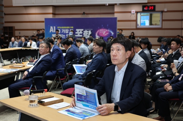 이강덕 포항시장은 12일 시청 대회의실에서 9월 확대간부회의를 주재하며 지역 경제를 활성화하기 위한 현안업무 추진에 총력을 다해줄 것을 강조했다.
