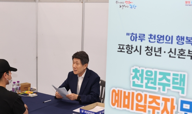 이날 접수 현장을 점검하고 직접 접수를 받으며 신청자들의 의견을 청취하는 이강덕 포항시장.