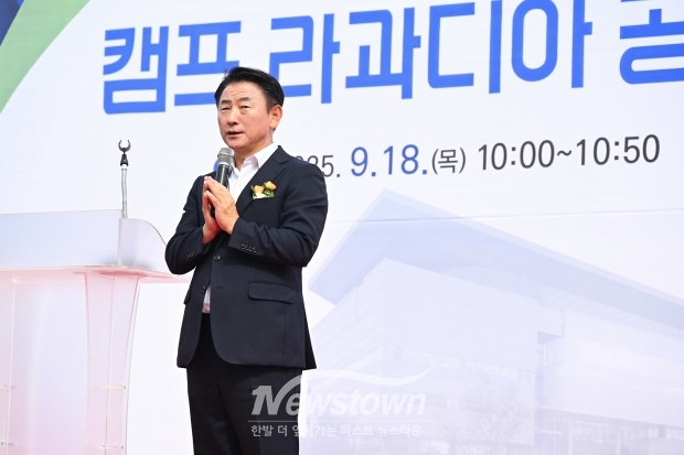 [사진설명]캠프 라과디아 도시개발사업 공공청사 착공식’에서 기념사를 하고 있다/의정부시