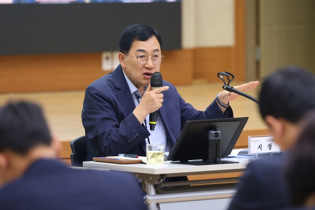 주낙영 경주시장이 22일 오전 시청 알천홀에서 열린 확대간부회의를 주재하며 APEC 정상회의 준비 상황을 점검하고 있다.