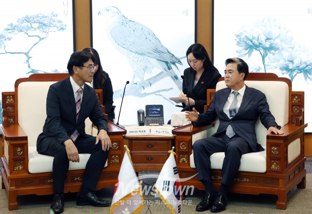 김태흠 충남도지사가 9월 25일 충남도청에서 야마시타 마코토 일본 나라현지사와 만나 양 지역 간 교류 협력 방안을 논의했다. 이날 김 지사는 야마시타 지사와 만나 다음 달 추진하는 케이-팝(K-POP) 공연과 백제 포럼 등 양 도·현 간 문화 교류 행사 준비 현황을 공유하고 성공적인 개최를 위한 협력을 다짐했다.