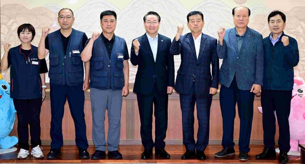 유정복 인천광역시장이 지난 25일 시청 접견실에서 김영국 한국노총인천지역본부 의장, 김광호 민주노총인천지역본부장과 면담을 마친 뒤 기념촬영을 하고 있다.