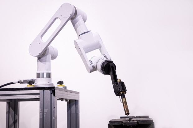 뉴로메카 용접 특화 협동로봇의 두번째 라인업 ‘OPTi3’