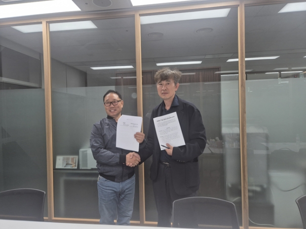 왼쪽부터 김용승 서울시마을버스운송사업조합 이사장, 김태명 서울시 교통기획관