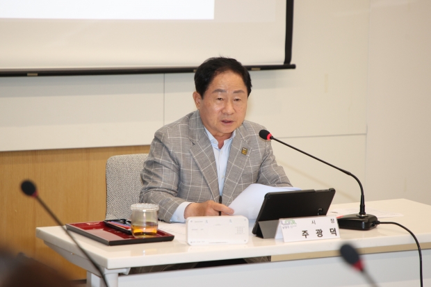 아동권리 실현을 위한 내부정책조정기구 회의에서 발언하는 주광덕 시장