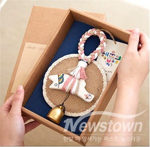 ​​김해도자소공인 서정도예 도예품 ‘행운의 북어’​​