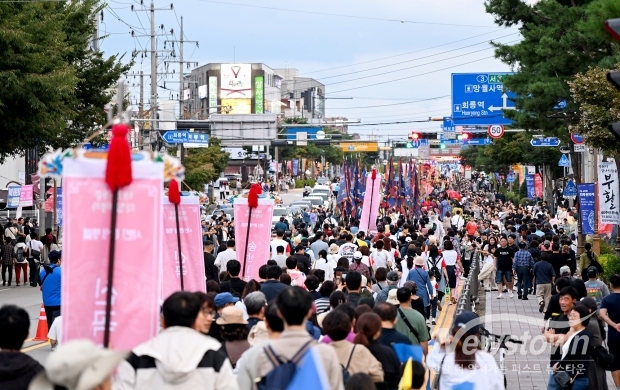 [사진설명] 의정부시를 비롯, 타시군 4만5천여명의 관람객들이 시내 중심가를 걷고 있다/의정부시
