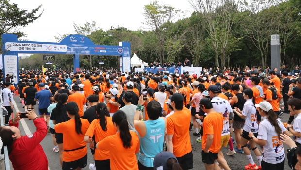 18일 오전 경주시민운동장에서 열린 ‘동아일보 2025 경주국제마라톤대회’ 출발 신호와 함께 참가자들이 힘차게 출발하고 있다.