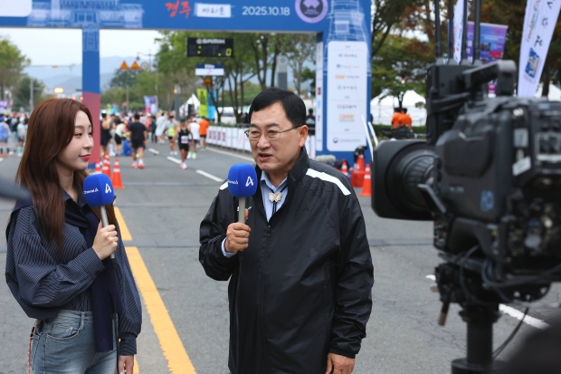 주낙영 경주시장이 경주국제마라톤 현장을 찾은 방송 인터뷰에서 대회 의미와 APEC 정상회의 준비 상황을 설명하고 있다.