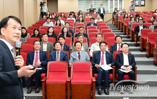 도민공연장서 의원·고위직 공무원 대상 통합교육 진행/도의회