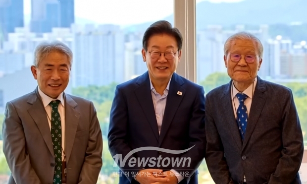지난 7월 이재명 대통령(중앙)과의 오찬 후 기념사진을 촬영한 정규재(왼쪽)와 조갑제(오른쪽)/채널A 뉴스화면 캡처