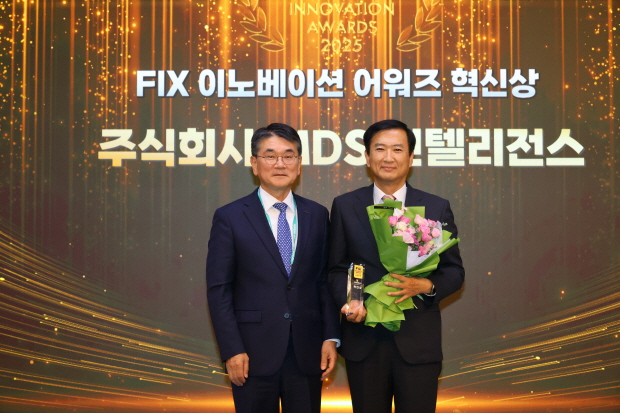 (좌측부터)엑스코 전춘우 대표와 MDS인텔리전스 지창건 대표가 기념촬영을 하고 있다.