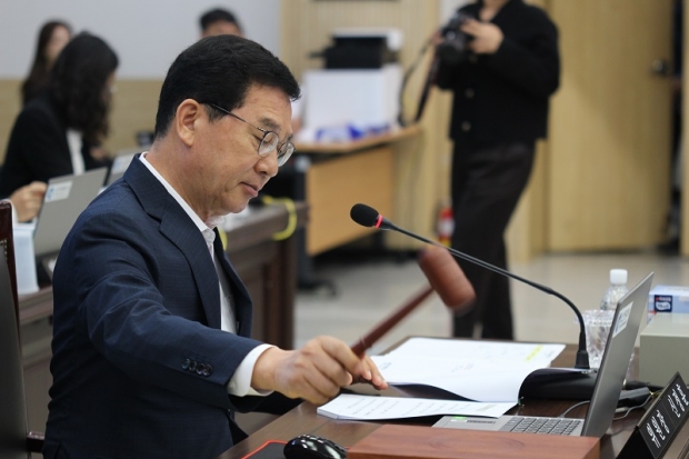 국회 행정안전위원회가 20일 오전 인천시청 본관 회의실에서 인천광역시를 대상으로 개최한 국정감사에서 신정훈 위원장이 개회를 선언하고 있다.