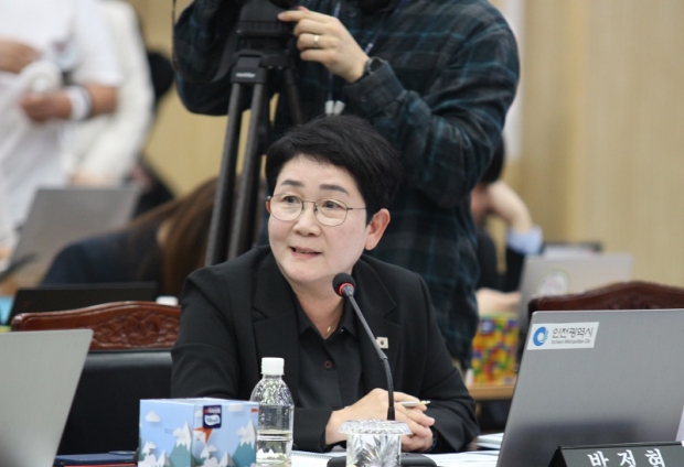 인천광역시를 대상으로 개최한 국정감사에서 김성회 의원이 질의를 하고 있다