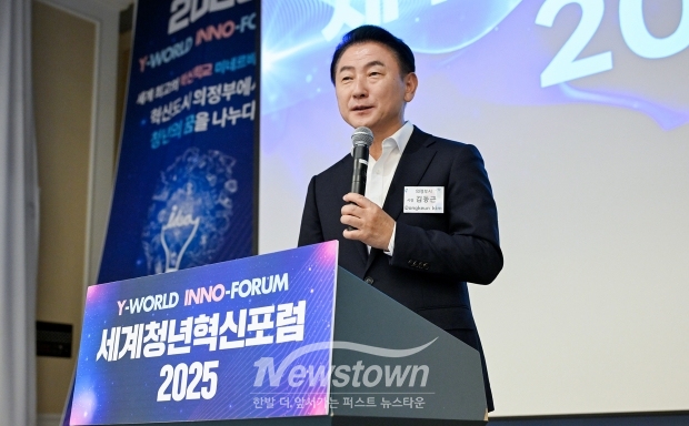 [사진설명] 의정부시 김동근 시장이 24일 ‘세계청년혁신포럼 2025(Y-World Inno-Forum)’에서 축사를 하고 있다.