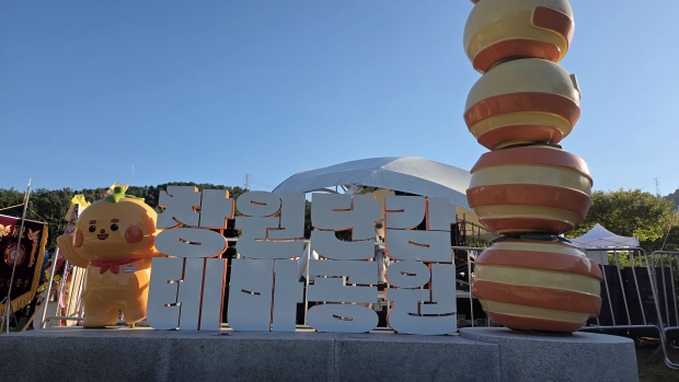 창원특례시가 25일 의창구 동읍 단감테마파크에서 창원단감축제 운영위원회 이상득위원장, 박호도위원장 ,장금용 창원시장 권한대행, 국힘 김종양 국회의원, 시·도의원 및 지차제 단체장과 개막식을 가졌다/차재욱 기자