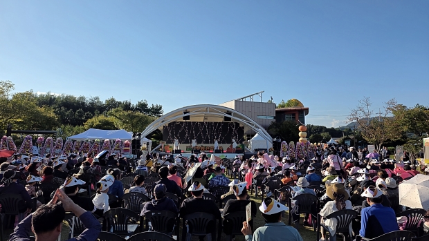 창원특례시가 25일 의창구 동읍 단감테마파크에서 창원단감축제 운영위원회 이상득위원장, 박호도위원장 ,장금용 창원시장 권한대행, 국힘 김종양 국회의원, 시·도의원 및 지차제 단체장과 개막식을 가졌다/차재욱 기자