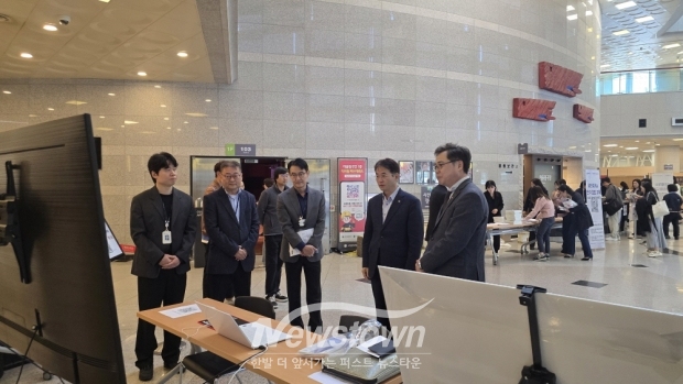 공인중개사 연수교육장에서 디지털지도 플랫폼에 대해 설명을 듣고 있는 이동환 고양특례시장/고양시