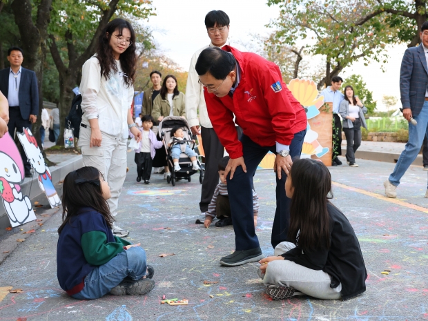주낙영 경주시장이 사생대회에 참여한 어린이들과 대화를 나누며 응원하고 있다.