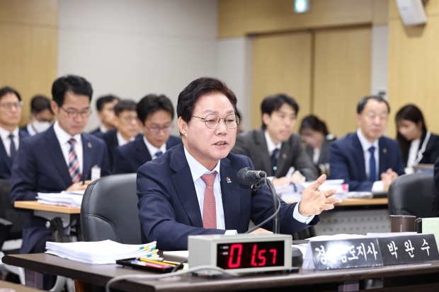 28일 도청에서 열린 국회 행정안전위원회 국정감사에서 질의에 답하는 박완수 도지사/사진 경남도