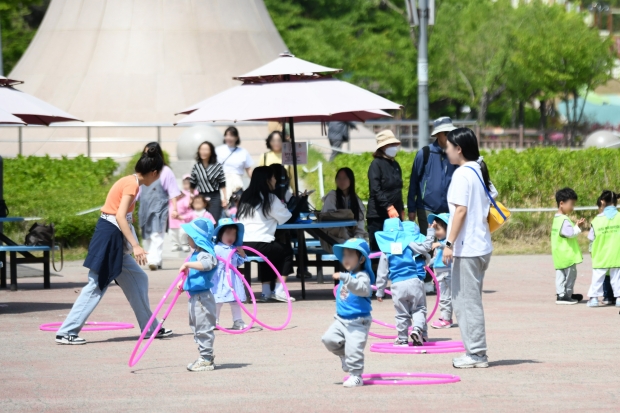 조용익 부천시장이 지난 5월 한국만화박물관 어린이날 행사에서 아이들과 함께 환하게 웃고 있다. / 부천시청