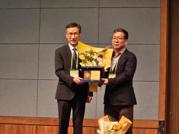 이상조 한켐 대표이사 화학경영자상 수상 장면(자료제공=한켐)(왼쪽부터) 이필호 대한화학회 회장, 이상조 한켐 대표이사