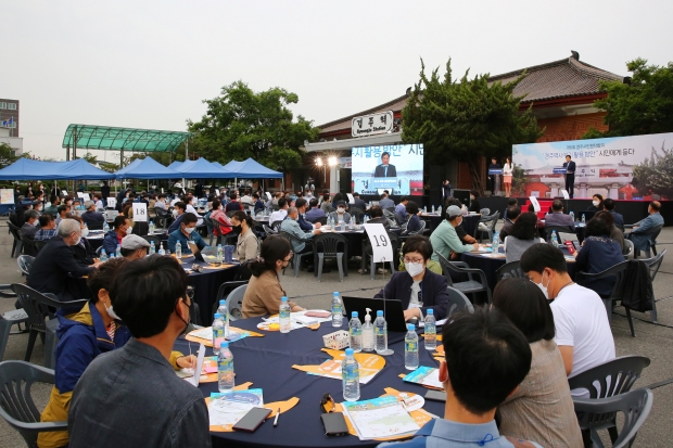 2022년 6월 구)경주역 광장에서 열린 제6회 경주시민원탁회의에서 시민들이 ‘경주역사 활용방안’을 주제로 조별 토론을 벌이고 있다