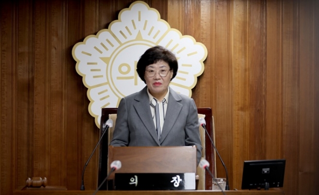신정숙 계양구의회 의장이 대표발의를 하고 있다.