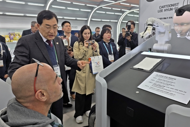 주낙영 경주시장이 29일 경주 엑스포대공원 APEC경제전시관을 방문한 해외 투자자단에게 전시관 내 첨단 로봇 기술을 소개하고 있다.