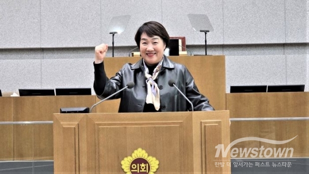 지미연 의원이 지난 30일 경기도의회 예담채에서 경기프레스클럽과 인터뷰 후 기념촬영에 임하고 있다. /송은경 기자<br>
