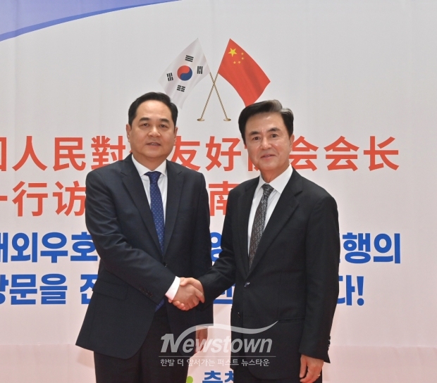 김태흠 충남도지사(사진/우측)가 10월 30일 지방정부 교류회의 참석차 충청남도를 방문한 양완밍 중국인민대외우호협회장(사진/좌측)과 만나 지방외교 협력 방안 등을 논의하고 문화·예술 교류의 시간을 가졌다.