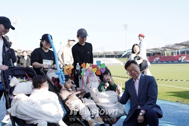 신상진 성남시장이 ‘우리가족 꼬마영웅 유아차 올림픽’에서 참석자들과 기념촬영을 하고 있다./성남시<br>