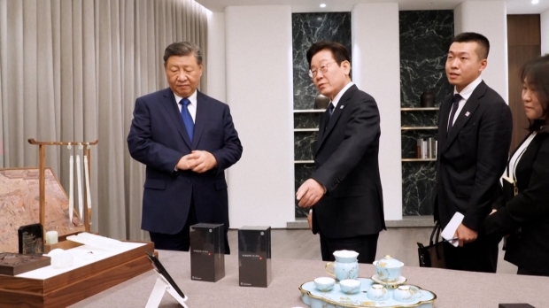 1일 경주 APEC 행사에서 시진핑 중국 주석이 선물한 샤오미 휴대폰에 대해 “통신보안은 잘 되냐?”라고 묻자 “백도어 있는지 보라”라고 대답하는 시 주석/로이터 통신 제공