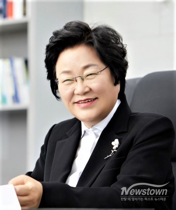 김경희 이천시장은 산업–재정–소통을 묶는 리더십으로, 앞으로 KPI 공개·원본 공개·대안 비교표 상시화를 통해 시정 신뢰를 확장한다.<br>