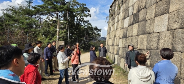 서울시청 신영문 세계유산등재팀장이 한양의 수도성곽에 대해 설명하고 있다.