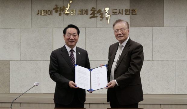 유정복 인천시장(왼쪽)이 3일 인천시청 본관 2층 영상회의실에서 열린 ‘선교의 길(성지순례길)’ 제안서 전달식에서 이종복 아펜젤러·언더우드역사문화기념사업회 대표회장(오른쪽)으로부터 제안서를 전달받고 있다. (사진제공=인천시)