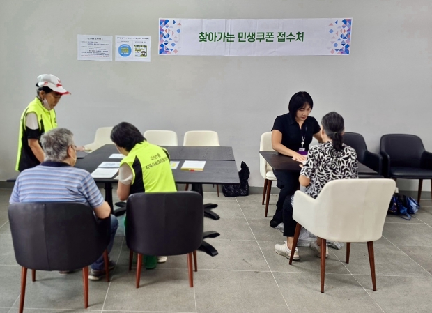 8월 다산1동 봉사자들이 ‘찾아가는 일일 접수창구’를 운영하고 있다.