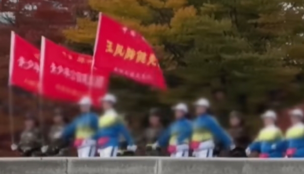 지난달 31일 서울 한강공원에서 중국인으로 보이는 이들이 중국식 깃발을 앞세워 행진하는 모습/TV조선 뉴스화면 캡처