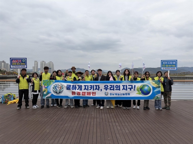 8일 창원시, 경남재능나눔협회 주관으로 국화축제 기간 대학생·외국인 노동자와 환경 캠페인 전개 했다/창원특례시