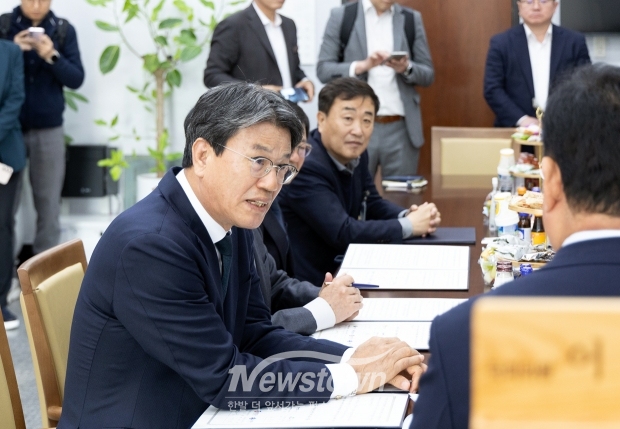 김돈곤 청양군수가 어기구 국회 농림축산식품해양수산위원장을 만나 농어촌기본소득의 정책 취지와 지역별 재정 상황을 설명하고 “국비 비중 확대 없이는 시범사업이 구조적으로 지속 가능하지 않다”고 말했다. 이어 더불어민주당과 국민의힘 양당 대표실을 차례로 찾아 공동 건의문을 전달하고 농어촌기본소득이 “지방소멸 대응을 위한 국가적 과제”라는 점을 부각했다.