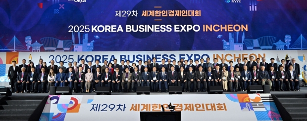 유정복 인천광역시장이 10월 27일 송도컨벤시아에서 열린 '제29차 세계한인경제인대회 개회식'에서 참석자들과 기념촬영을 하고 있다. / 인천시청