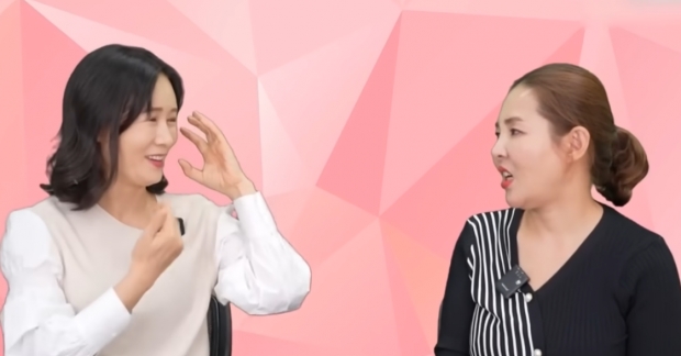 “대한민국은 천국이다”라는 출연자 발언에 대한 네티즌들의 비난 때문에 표현 자제를 자주 요청하는 탈북민 유튜브 방송들. 본 이미지의 출연자는 해당 발언과 무관함/유미카TV 화면 캡처