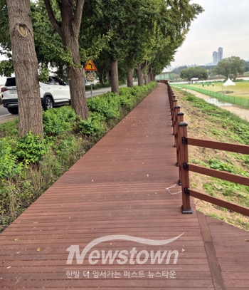 곡교천 북단 수변데크