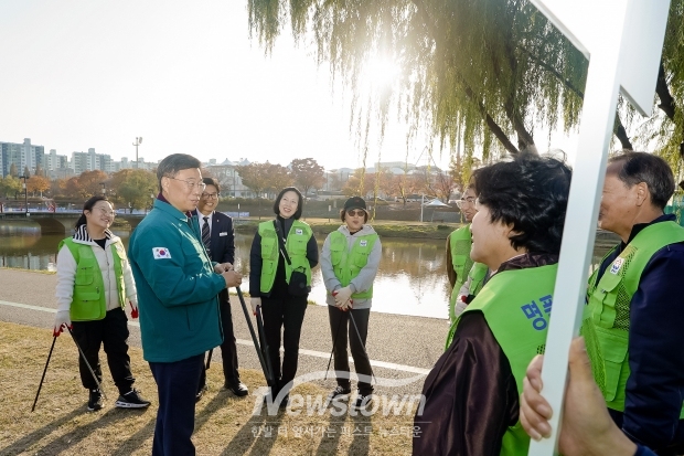 신상진 성남시장이 ‘명품 탄천지킴이 발대식’에 참석해 명품탄천지킴이 참여자들과 대화를 나누고 있다./성남시