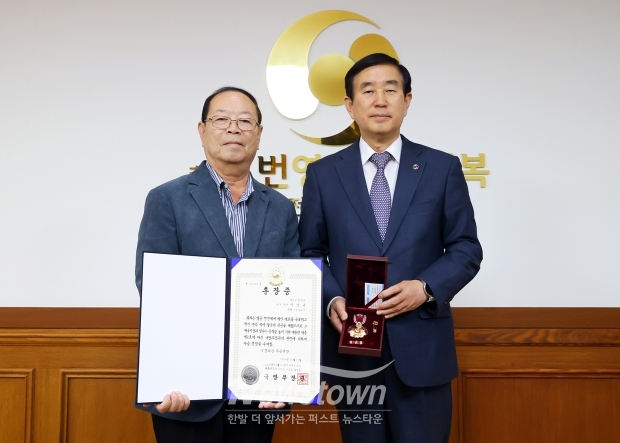 조길형 충주시장이 지난 11월 17일 충주시청 소회의실에서 6.25 전쟁에 참전해 공을 세운 고(故) 이남규 상병 유족에게 화랑무공훈장을 전수했다.