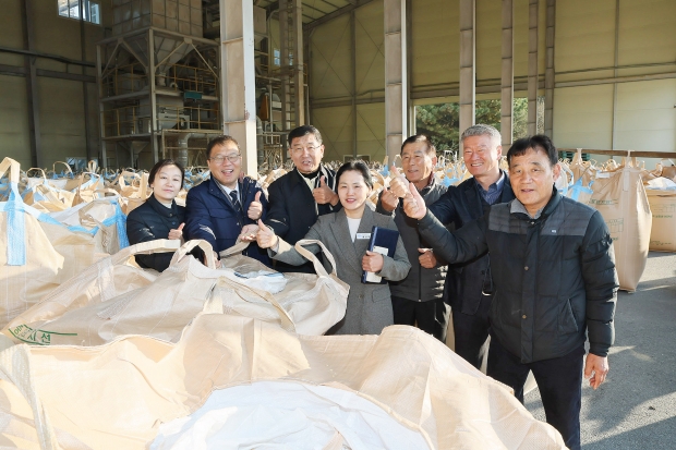 창원특례시 장금용 시장 권한대행은 18일 대산면 공공비축미 매입 현장(대산DSC)을 찾아 농업인들을 격려하고 현장의 의견을 청취했다/창원특례시