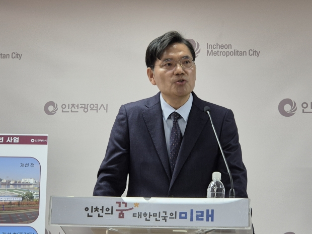 인천시 김준성 글로벌도시국장 18일 인천시청 브리핑룸에서 "현안사업 추진사항 공유" 기자회견을 하고 있다.